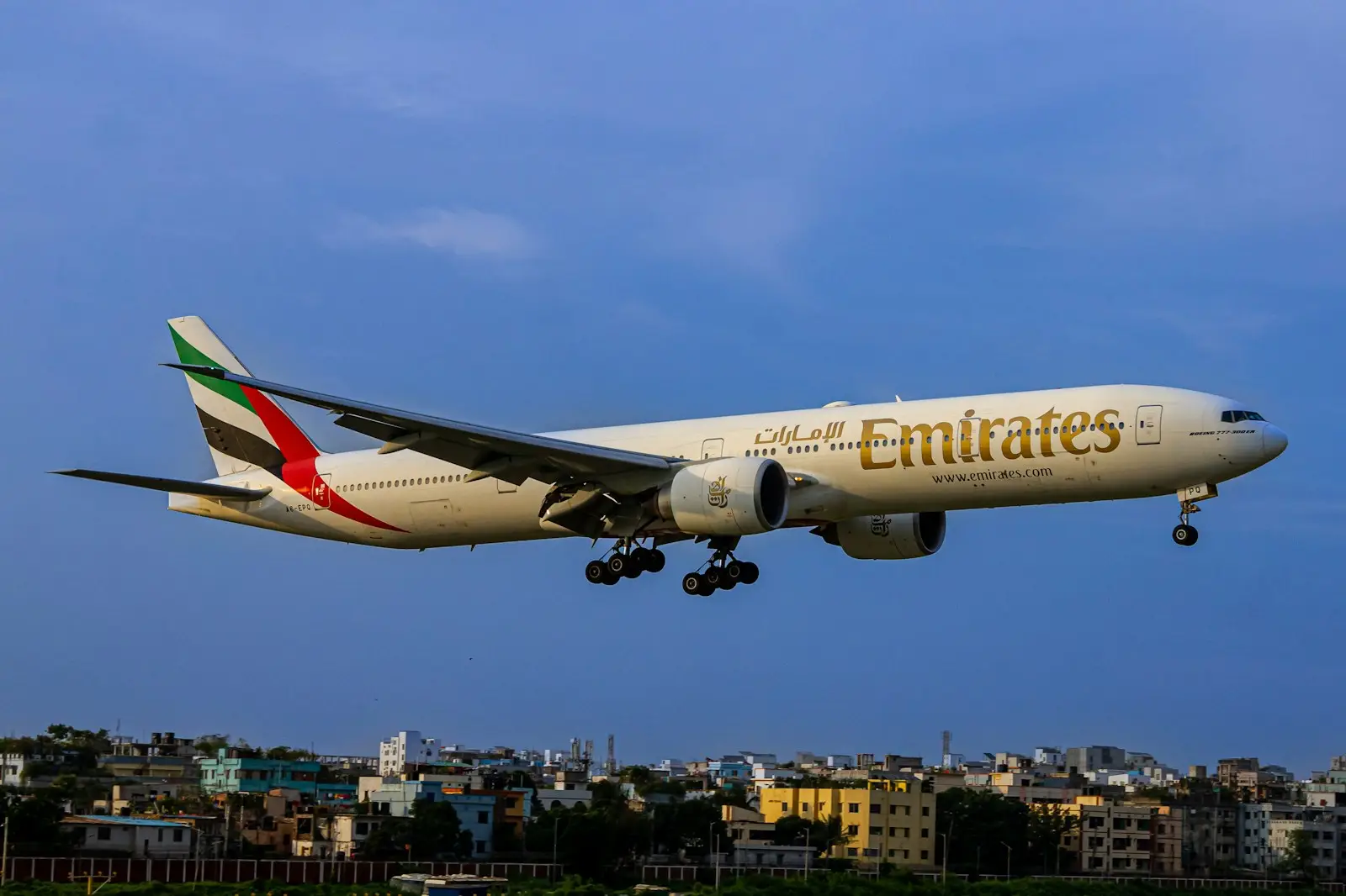 Emirates Suspends Flights Indefinitely as Middle East Airspace Crisis Enters Day 2